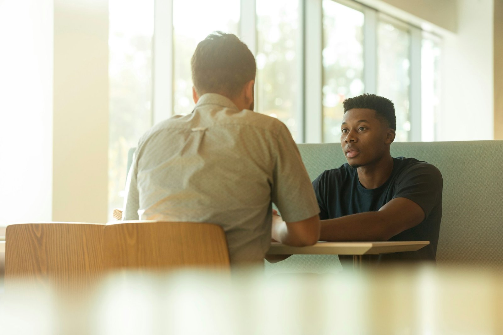 Dos hombres conversando en una sesión de terapia
